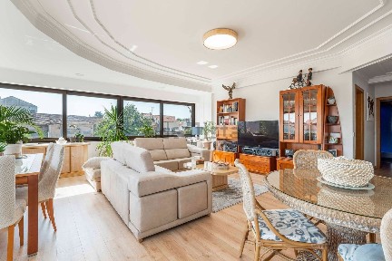 Apartamento T4 à venda na Rua Armindo Pêga