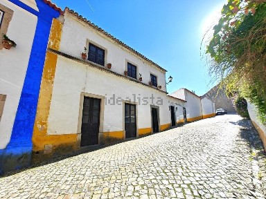 Moradia independente à venda na Rua Josefa de Óbidos