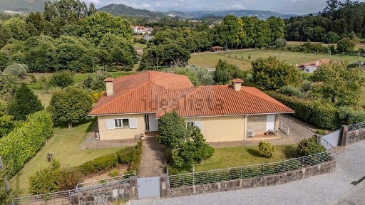 Moradia independente à venda em Estorãos