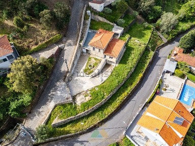 Moradia independente à venda na Rua da Fonte da Mineira