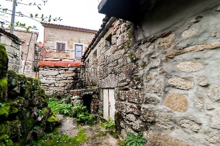 Moradia independente à venda em Soajo