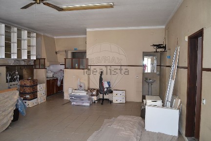 Arrendamento de espaço comercial na Rua Jardim Escola