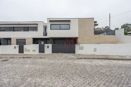 Moradia geminada à venda em Aldão