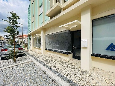 Arrendamento de espaço comercial na Rua Júlio Maia
