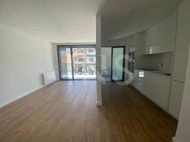 Arrendamento de apartamento T2 na Rua Álvaro de Castelões