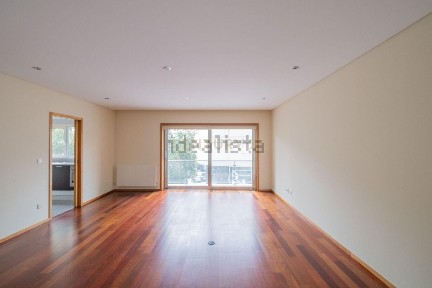 Arrendamento de apartamento T2 na Rua da Alegria, 2076