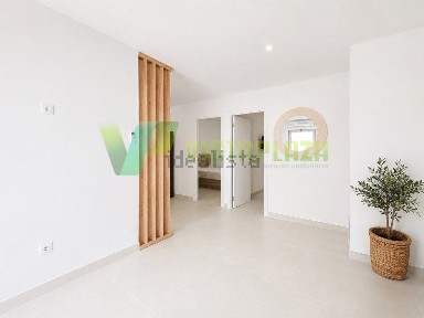 Apartamento T2 à venda na Rua Infante Dom Henrique
