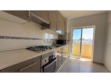 Apartamento T3 à venda na Avenida dos Bombeiros Municipais de Olhão, 35