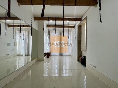 Arrendamento de espaço comercial na Rua do Heroísmo