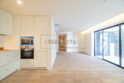 Apartamento T4 à venda na Rua Raúl Brandão s/n
