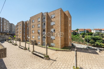 Apartamento T2 à venda na Travessa Adelino Amaro da Costa, 74