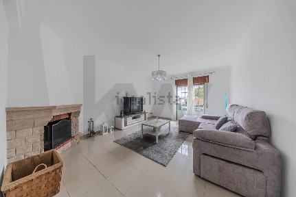 Apartamento T3 à venda na Rua Alfredo António Azedo s/n