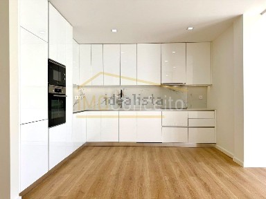 Apartamento T3 à venda na Rua António Botto
