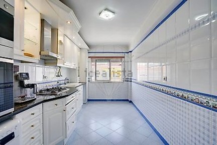 Apartamento T3 à venda na Rua Miguel Russel