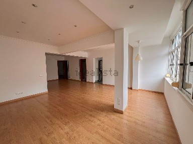 Apartamento T3 à venda na Rua Infante Dom Pedro