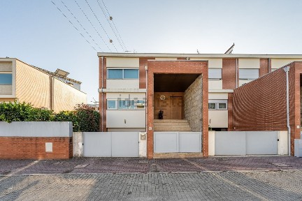 Moradia geminada à venda na Rua da Escola