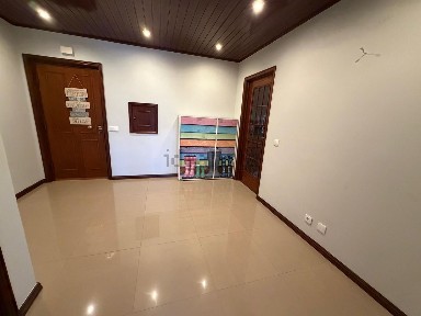 Arrendamento de apartamento T3 na Soares dos Reis - Rasa de Cima
