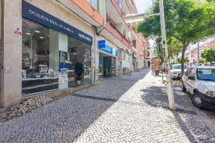 Espaço comercial à venda na Avenida Dom Afonso Henriques, 9