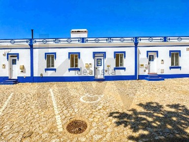 Moradia geminada à venda no Largo da Igreja
