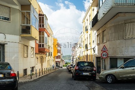 Apartamento T4 à venda na Calçada da Memória
