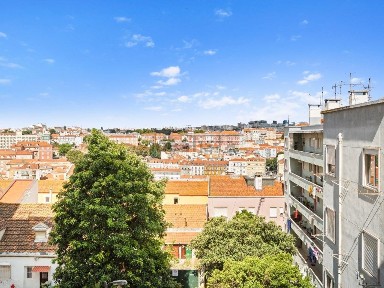 Apartamento T3 à venda na Rua Damasceno Monteiro, 40 a
