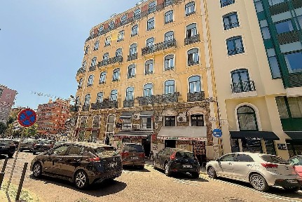 Apartamento T3 à venda no Largo Santa Bárbara