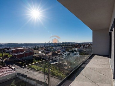 Apartamento T3 à venda em Santo António dos Cavaleiros e Frielas
