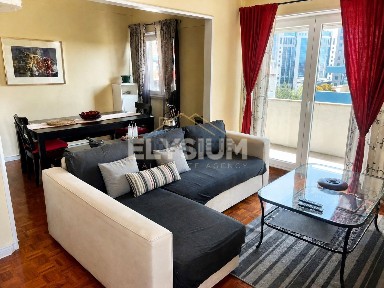 Apartamento T5 à venda na r Dr Alvaro de Castro, 6