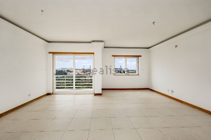 Apartamento T3 à venda na Rua Afonso de Ornelas