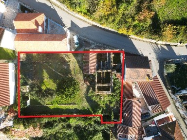 Moradia geminada à venda na Rua Luís de Camões