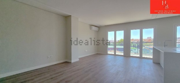 Apartamento T3 à venda na Rua Marechal Gomes da Costa, 86