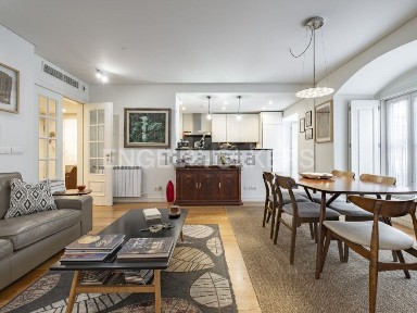 Apartamento T2 à venda na Rua Ivens