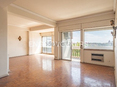 Apartamento T6 à venda no Bairro S. Miguel - Entrecampos