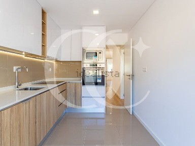 Apartamento T3 à venda na Rua Doutor Pereira Jardim