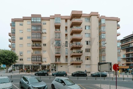 Apartamento T2 à venda na Avenida Doutor Francisco de Sá Carneiro, 3