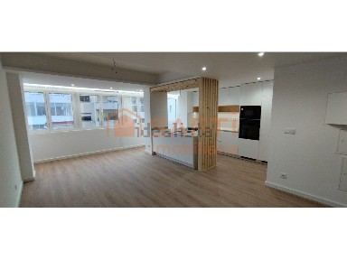 Apartamento T2 à venda no Alto dos Moinhos