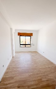 Apartamento T1 à venda na Rua Elias Garcia, 144