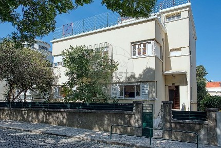 Moradia independente à venda na Avenida de António José de Almeida