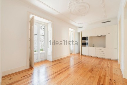 Apartamento T2 à venda na Rua do Sol ao Rato, 15