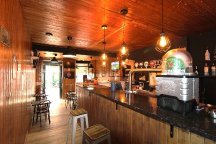Restaurante, pizzaria para trespasse na Rua da Bica de Duarte Belo
