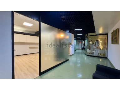 Arrendamento de espaço comercial no Centro da Vila