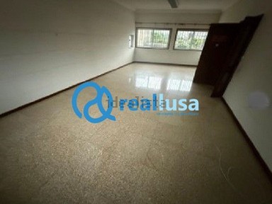 Armazém à venda em Escapães