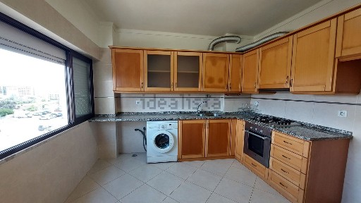 Apartamento T2 à venda na Rua Mouzinho de Albuquerque