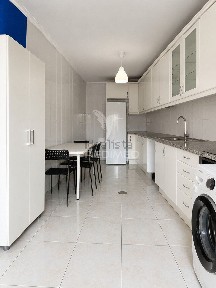 Apartamento T3 à venda na Rua Vilares, 34