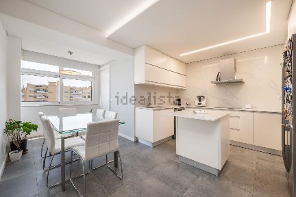 Apartamento T3 à venda na Rua Paulo Quintela, 25