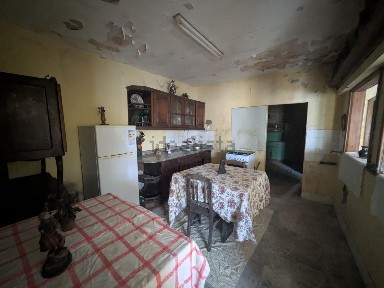 Moradia independente à venda em Creixomil e Mariz