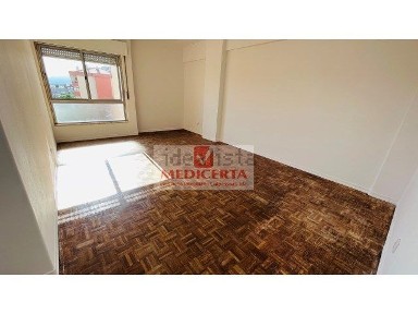 Apartamento T2 à venda na Avª Sta. Maria