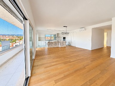 Apartamento T4 à venda na Rua Doutor António Amaral de Figueiredo