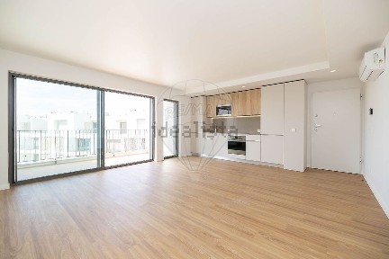 Apartamento T1 à venda na Rua José Sobral de Almada Negreiros