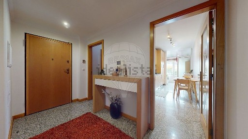 Apartamento T3 à venda na Rua Elaine Sanceau